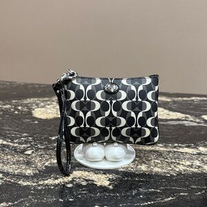 Coach 🖤🤍🖤Geometric Wristlet